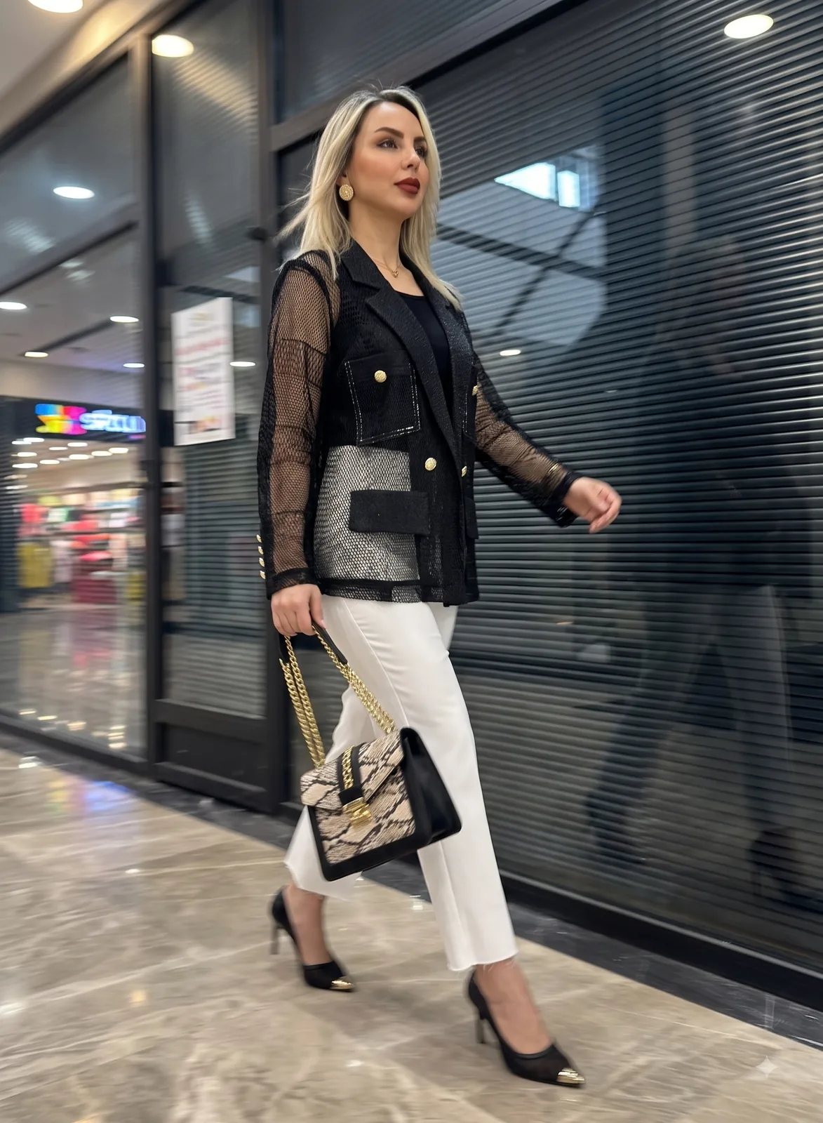 فریم حرکتی تبلیغاتی برای محصول مد